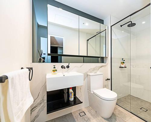 a bathroom with a sink and a toilet and a shower at Relaxing Urban Oasis in Melbourne