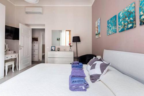 sypialnia z białym łóżkiem i biurkiem w obiekcie Big Central Room w mieście La Spezia