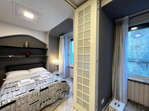 ein Schlafzimmer mit einem großen Bett und einem Fenster in der Unterkunft LA CASINA IN VIA FRANCIOSA in Siena