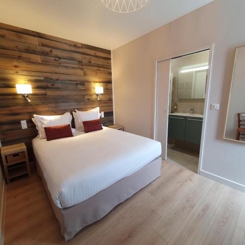 Ένα ή περισσότερα κρεβάτια σε δωμάτιο στο Logis Hotel La Closerie