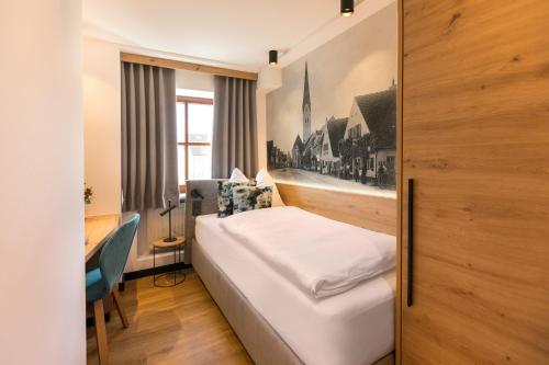 um quarto de hotel com uma cama e uma secretária em Gasthof Metzgerbräu em Hohenwart