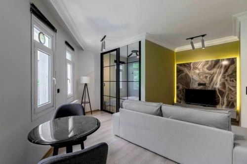 un soggiorno con divano bianco e tavolo di Lovely & Cozy Studio at Beyoglu a Istanbul