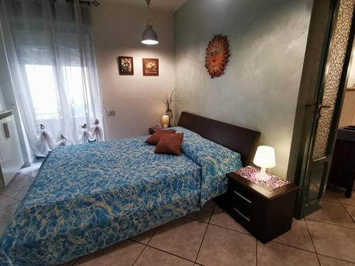 1 dormitorio con 1 cama con edredón azul en Peppe's House, en San Vito Chietino