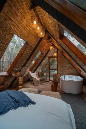 Ein Bett oder Betten in einem Zimmer der Unterkunft BubbleSky Glamping Guatapé