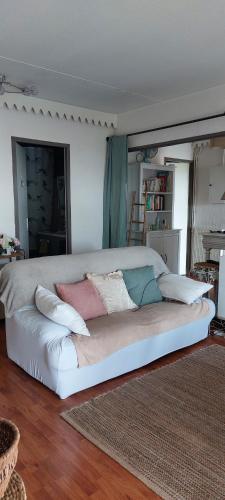 波爾多的住宿－Chambre lumineuse ds mon appart，一张带枕头的大白色床