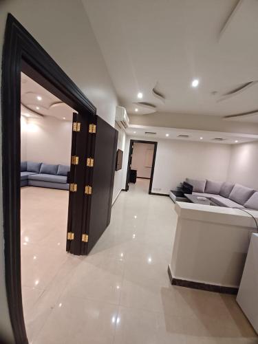 شقق طلائع الدانه للوحدات السكنية المفروشة في الرياض: غرفة معيشة مع أريكة وطاولة