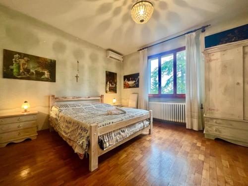 Un dormitorio con una cama grande y una ventana en [Monzuno] Elegante Suite, en Monzuno
