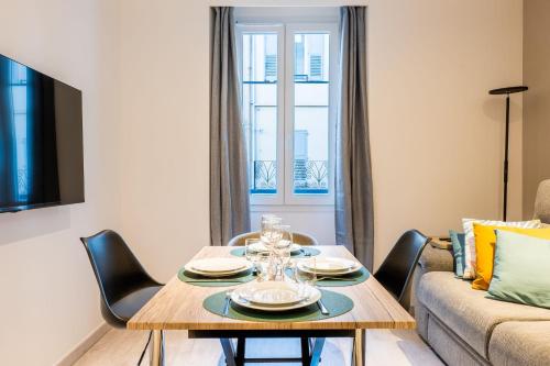 un salon avec une table et un canapé dans l'établissement 1-Br apartment close to the beaches, à Cannes