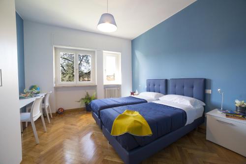 um quarto azul com uma cama azul e uma mesa em Dreams Hotel Residenza Gambara em Milão