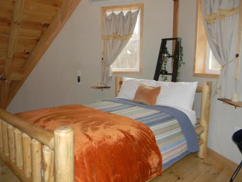 Postel nebo postele na pokoji v ubytování Cabin by the Pond at Laurel Springs Farm-Hocking Hills