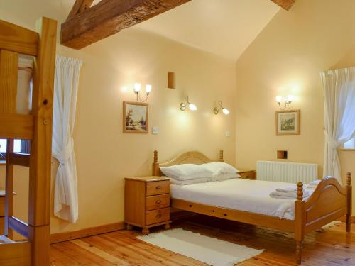 - une chambre avec un lit, une commode et des fenêtres dans l'établissement The Barn - B6206a, à Onecote