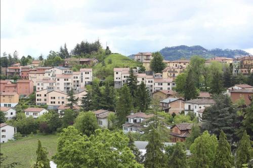un grupo de casas en una colina con árboles en [Monzuno] Elegante Suite, en Monzuno