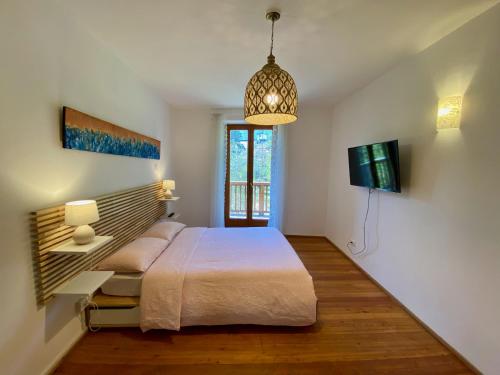 Schlafzimmer mit einem Bett und einem Flachbild-TV in der Unterkunft Centro Storico di Merano in Meran