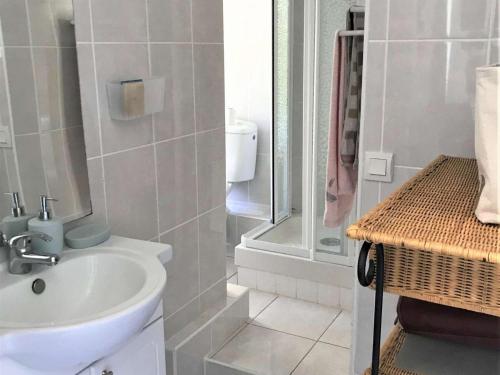 Photo de la galerie de l'établissement Appartement rénové à 100m de la plage de Trestraou, Perros-Guirec, accès direct GR34 - FR-1-368-172, à Perros-Guirec