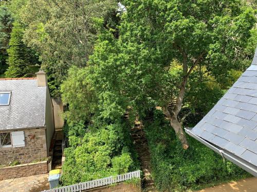 Photo de la galerie de l'établissement Appartement rénové à 100m de la plage de Trestraou, Perros-Guirec, accès direct GR34 - FR-1-368-172, à Perros-Guirec