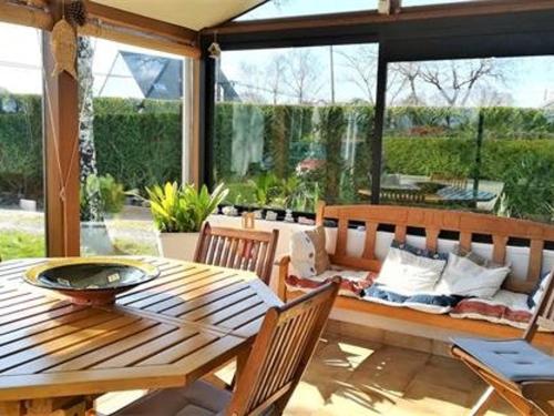 Photo de la galerie de l'établissement Maison calme proche du centre de Guérande avec jardin, véranda et WIFI - FR-1-392-132, à Guérande