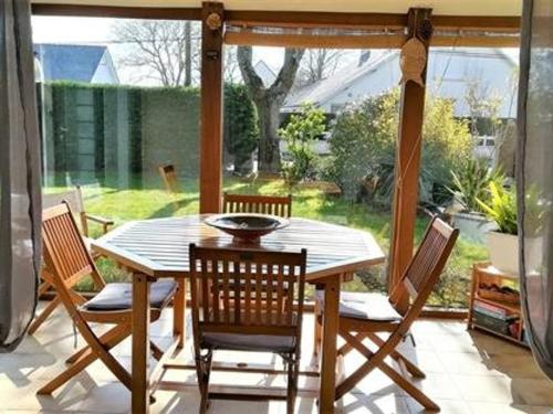 Photo de la galerie de l'établissement Maison calme proche du centre de Guérande avec jardin, véranda et WIFI - FR-1-392-132, à Guérande