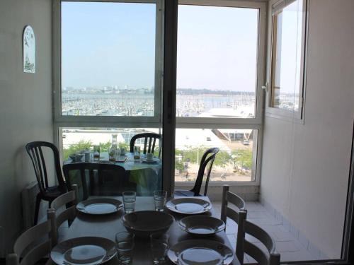 Un restaurant sau alt loc unde se poate mânca la Appartement La Rochelle, 2 pièces, 4 personnes - FR-1-246-513