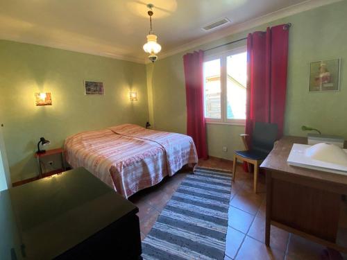 une chambre avec un lit, un bureau et une fenêtre dans l'établissement Villa Climatisée - 4/6 Pers - Jardin/Terrasse - Wifi - Argelès-sur-Mer - FR-1-388-179, à Argelès-sur-Mer