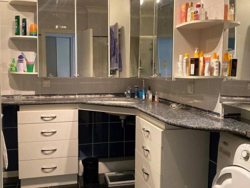 une salle de bain avec un lavabo et un grand miroir dans l'établissement Villa Climatisée - 4/6 Pers - Jardin/Terrasse - Wifi - Argelès-sur-Mer - FR-1-388-179, à Argelès-sur-Mer