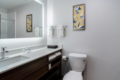 Ένα μπάνιο στο Comfort Inn & Suites
