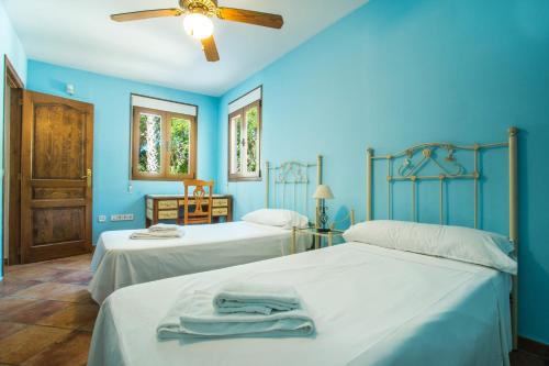2 camas en una habitación con paredes azules en Villa Cintya - PlusHolidays, en Calpe