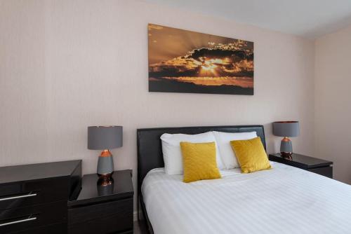 una camera da letto con letto e cuscini gialli di Spenny View a Spennymoor