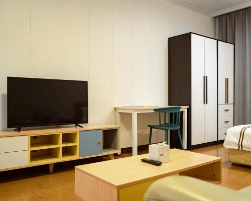 キガリにあるPhoenix Apartment by LINKのリビングルーム(薄型テレビ付)