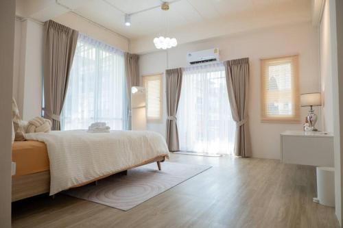 2BR minimal mu-ji style 130SQM ~ في Makkasan: غرفة نوم بسرير ونافذة كبيرة