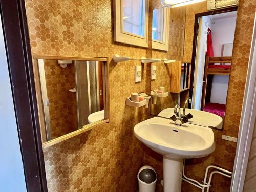 une salle de bain avec un lavabo et un miroir dans l'établissement Appartement T2 avec Piscine, Proche Plage et Commerces, Parking Inclus - Argelès-sur-Mer - FR-1-225-671, à Argelès-sur-Mer