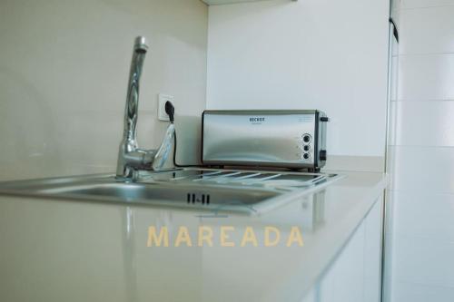 un four micro-ondes installé au-dessus d'un comptoir de cuisine dans l'établissement Mareada T3 by TonsdeVerde, à Apúlia