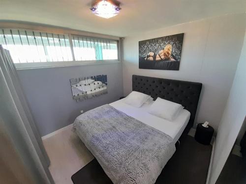 Appartement Village Naturiste Passion tesisinde bir odada yatak veya yataklar
