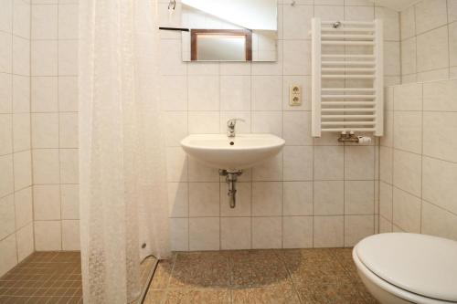 a bathroom with a sink and a toilet at QUARTIER 18 - Studio Sonnenschein 1 strandnah in Ostseebad Karlshagen