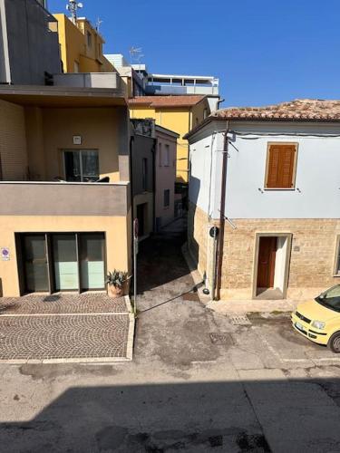 an alley between two buildings with a car at Casetta sul Mare in Fano