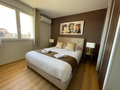 - une chambre avec un grand lit et 2 fenêtres dans l'établissement YVES SAINT LAURENT/ COCO CHANEL, à Albi