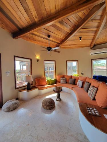 Posezení v ubytování Indigo Belize 4B Condo
