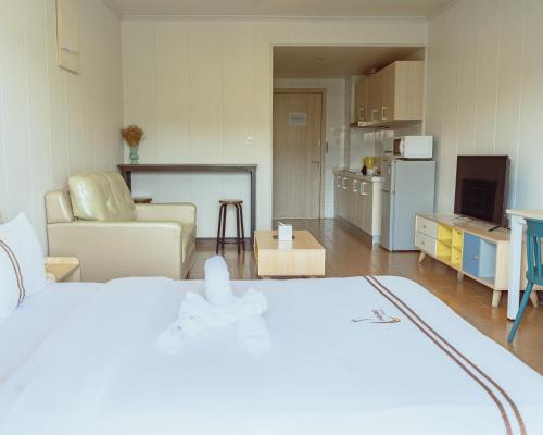 キガリにあるPhoenix Apartment by LINKのキッチンとリビングルームのある部屋