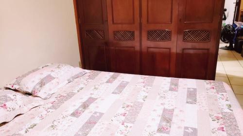 卡波布里奧的住宿－Casa maravilhosa，一间卧室配有一张床和一扇木门