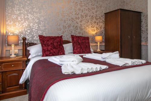 Una cama o camas en una habitación de Beaumont Guest House Windermere - Adult Only - Free Car Park & Off Site access to the local Health Centre