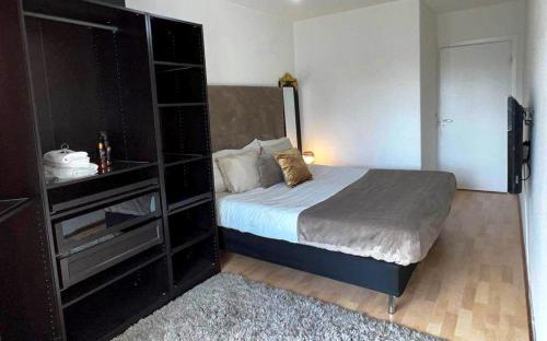 Dormitorio pequeño con cama y vestidor en Private Room in Apartment, en Malmö
