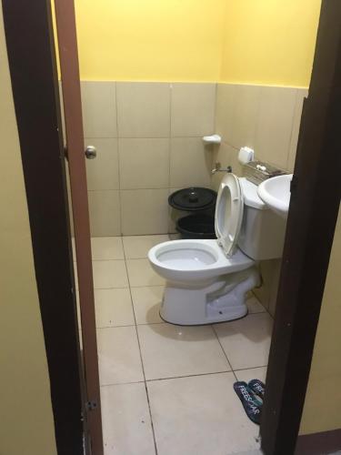 y baño con aseo y lavamanos. en Affordable Whole House Rent Transient en Butuán