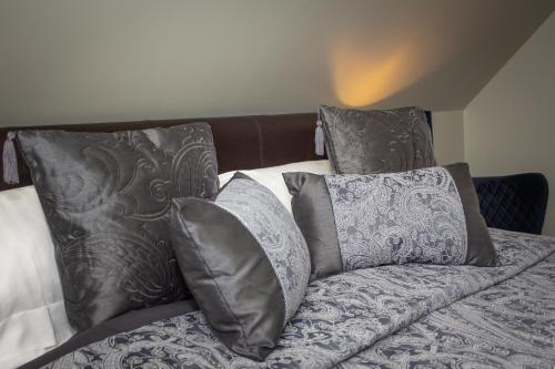 Una cama o camas en una habitación de Beaumont Guest House Windermere - Adult Only - Free Car Park & Off Site access to the local Health Centre