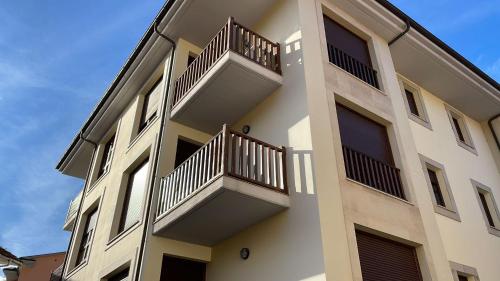 un edificio con balcones en un lateral en Casa Leonor en Soto de Luiña