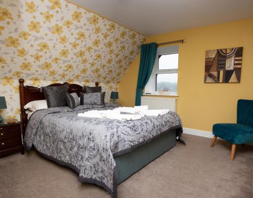 Una cama o camas en una habitación de Beaumont Guest House Windermere - Adult Only - Free Car Park & Off Site access to the local Health Centre