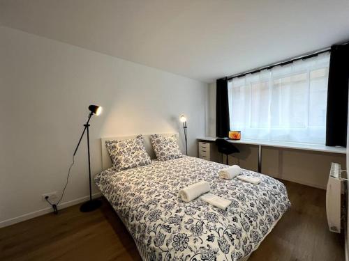 1 dormitorio con 1 cama con 2 toallas en Tendance - Centre Montereau en Montereau-Fault-Yonne