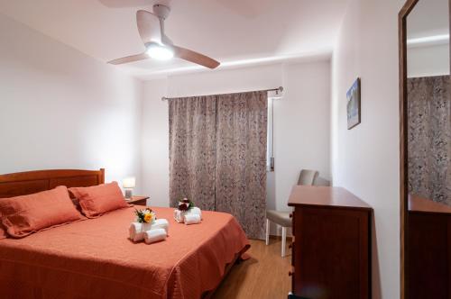 Un dormitorio con una cama con dos animales de peluche encima. en Island Jewel, en Vila Franca do Campo