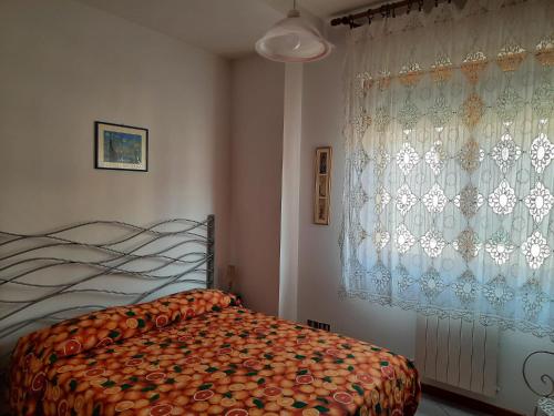 een slaapkamer met een bed en een raam bij Primula in Arezzo