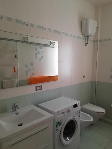 een badkamer met een wasmachine en een toilet bij Primula in Arezzo