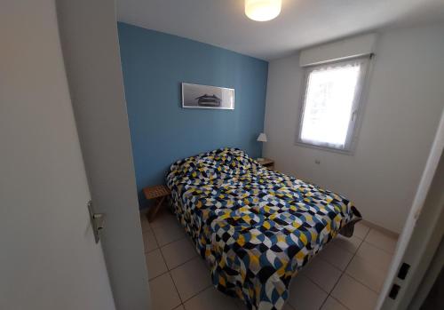 バニュルス・シュル・メールにあるMagnifique Vue sur Merの青い壁のベッドルーム1室