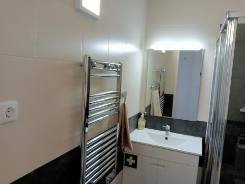 La salle de bains est pourvue d'un lavabo et d'un miroir. dans l'établissement Flat Vista RioMar by Francisco, à Portimão